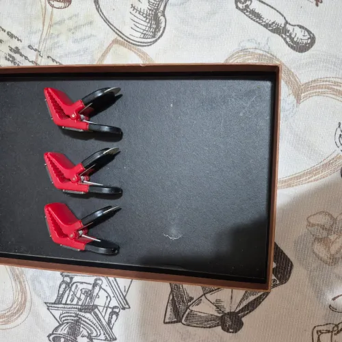 Suporte magnético para suporte de pincel de pintura com abridor de latas.