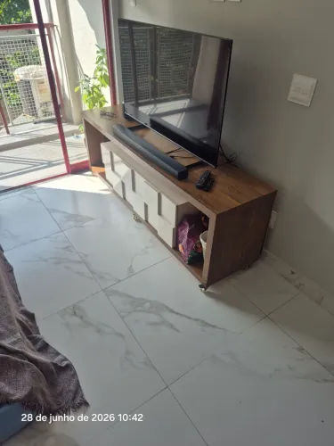 Hack para TV + a mesa de Jantar com 4 cadeiras por R$1.000,00