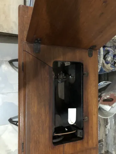 Vendo máquina de costura antiga da singer.Raridade. Pés todo em ferro fundido.