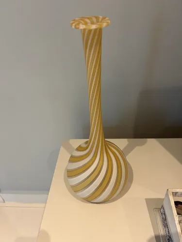 Vaso solitário em vidro torcido na cor amarelo e branco