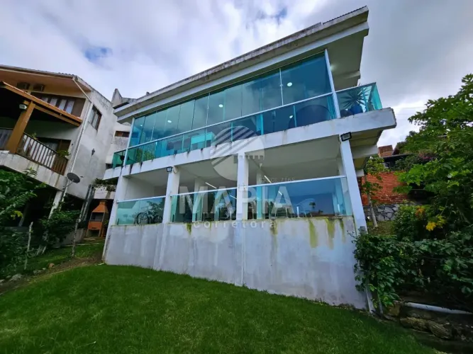 Casa a venda em condomínio fechado com 4 quartos em Gravatá/PE!