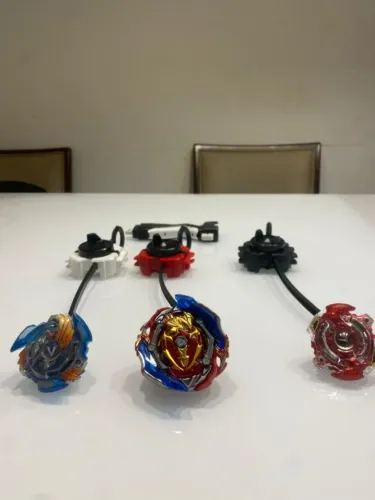 Lote Beyblade Burst Evolution ? 3 Beyblades + 3 Lançadores e Grip