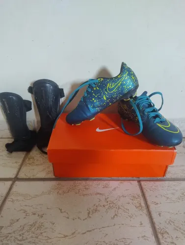 Chuteira Nike Mercurial Victory V FG. 32/33. Excelente estado, higienizada + caneleira