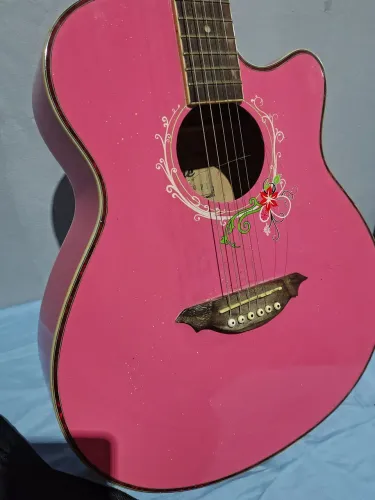 Violão rosa com glitter