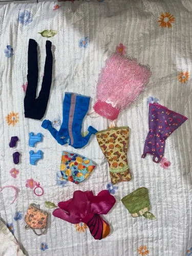 Roupas e acessórios de bonecas