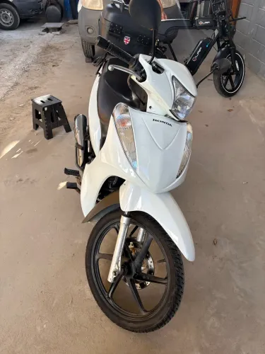 Biz 125 Ex com Baú, Capacete e Ipva 2026 pago