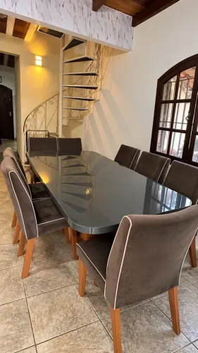 Mesa 8 lugares em MDF tampo de vidro