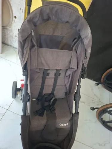 Carrinho de bebê com bebê conforto