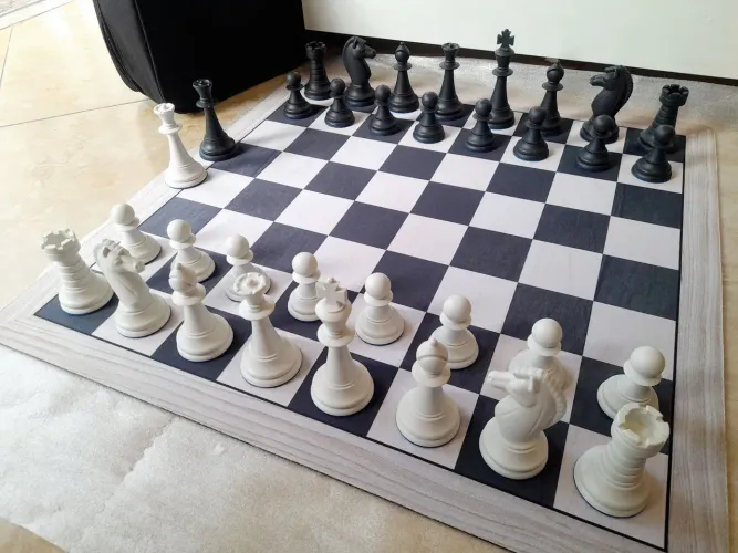 JOGO DE XADREZ PESADO COM TABULEIRO E DAMAS EXTRAS