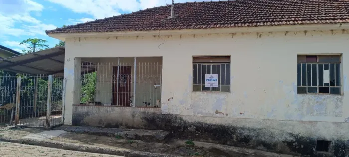 Casa com terreno grande 