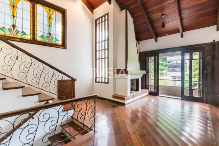 CASA COM ÓTIMA LOCALIZAÇÃO!