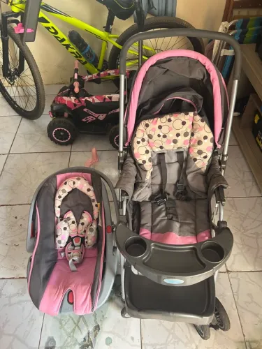 Carinho de bebê e bebê conforto