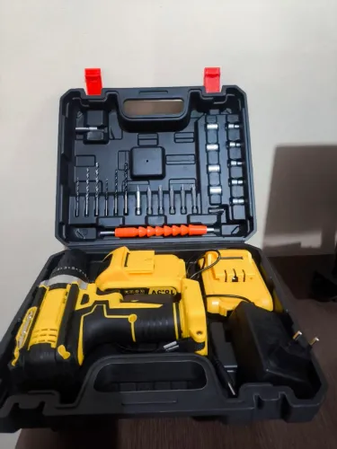 Parafusadeira com 2 Baterias + Maleta e Kit Completo | R$ 140<br><br>