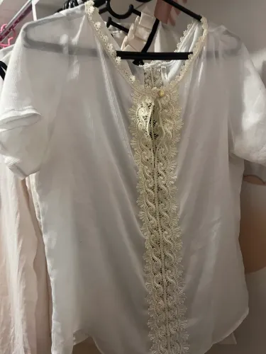 Lote com 30 peças de roupas off white e nude para o seu negócio, peças femeninas.