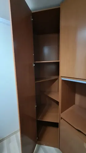 Guarda roupa 176 de comprimento, 82 de profundidade (na parte esquerda), 252 de altura