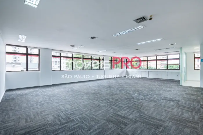 Conjunto comercial à venda