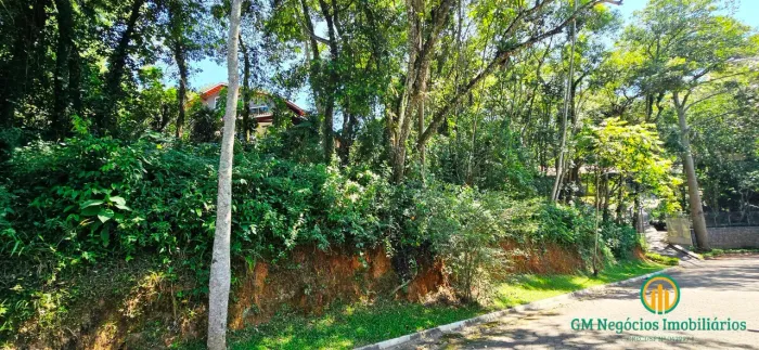 Terreno com frente ampla em Condomínio