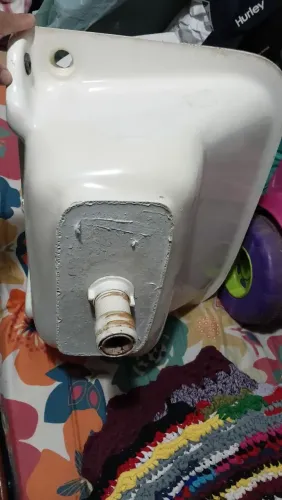 Uma pia de banheiro e om tainque pra cozinha. Arrea de lazer 