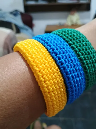 Braceletes em crochê