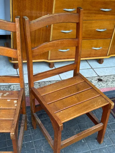 Vendo 2 cadeira de madeira