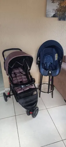 Carrinho de bebê passeio e para carro universal.