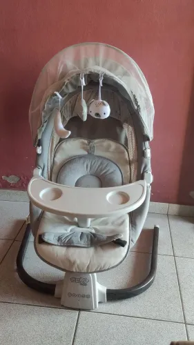 Cadeira de balanço e alimentação maxi baby
