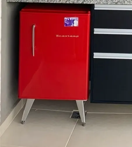 Frigobar retrô vermelho 
