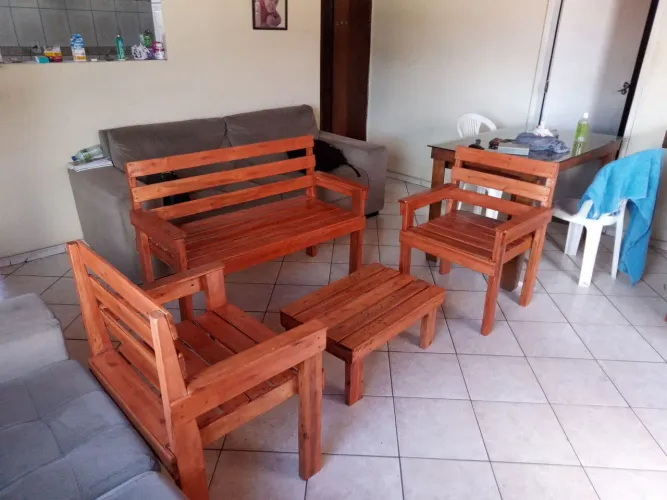 Conjunto de bancos e poltrona rústica
