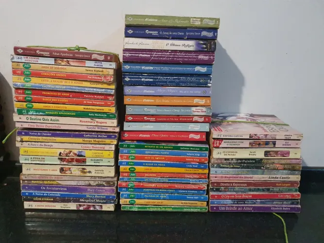 Lote 60 Livros Romance de Época e Harlequin - Kit 1