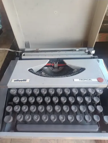 Máquina de escrever Olivetti