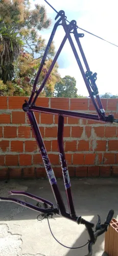 Quadro com Garfo e Guidão de Biicicleta Monark Feminino aro 26 original.