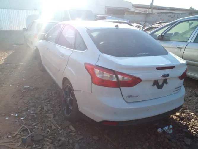 sucata ford focus 2015 