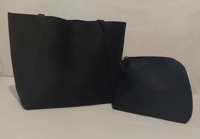 Bolsa grande com necessaire em couro - cor preta