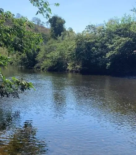 Sitio 7.000 m², 2 casas, área externa com paiol, pomar, terreno fértil, margem rio cipó.