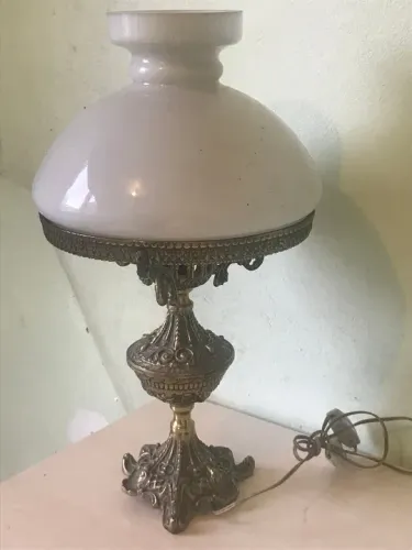 Abajur antigo em bronze c cupula em vidro