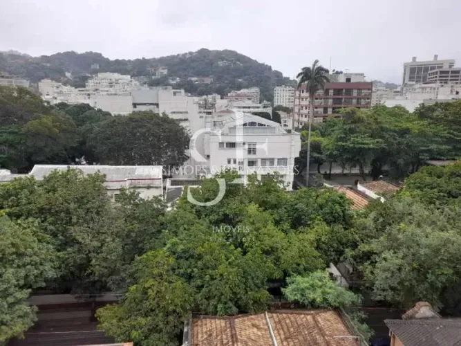 Botafogo- Rua São Clemente - Apartamento 2 quartos todo reformado com dependências e vaga.