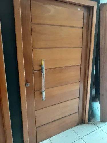 Porta pivotante madeira tauari 128x214mt