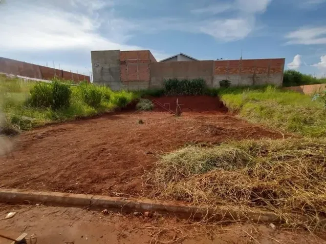 Venda de Terreno / Padrão na cidade de Araraquara