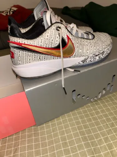 Tênis Nike Lebron XX - Tamanho 43