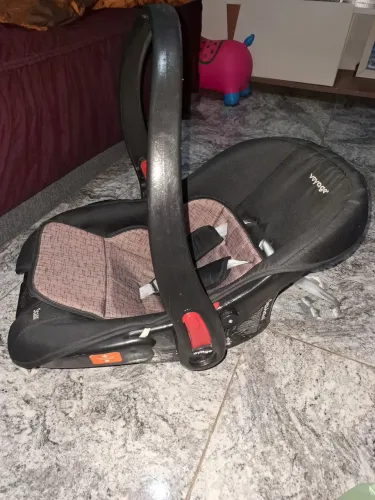 Vendo um bebê confort  com capa removível. 