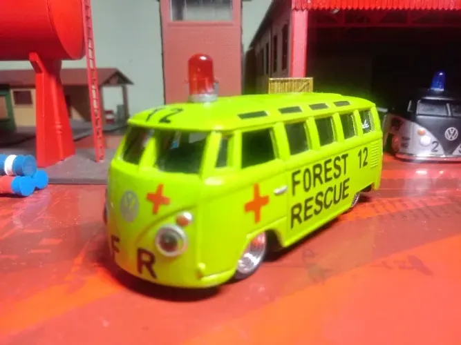 MINIATURA VOLKSWAGEN VAN SAMBA - 1/55 MAISTO - RESGATE FLORESTAL 12 . TAMANHO 1/64 JADA