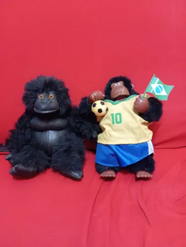 Dois macacos dos anos 80 