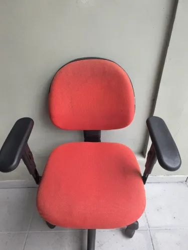 Cadeira de Escritório Vermelha Apenas R$285,00.