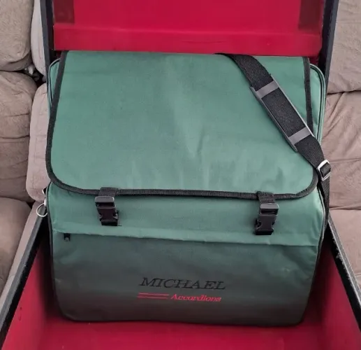 Acordeon Michael 80 baixos com case e mochila para transporte.