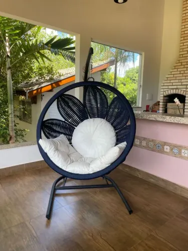 Poltrona suspensa em formato de flor