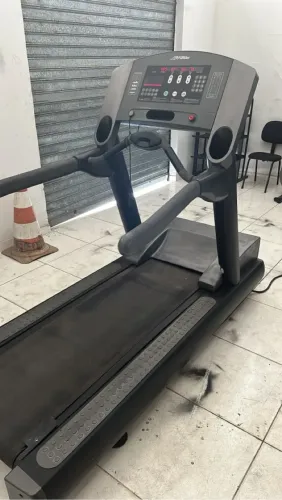 Esteira life fitness novinha oportunidade