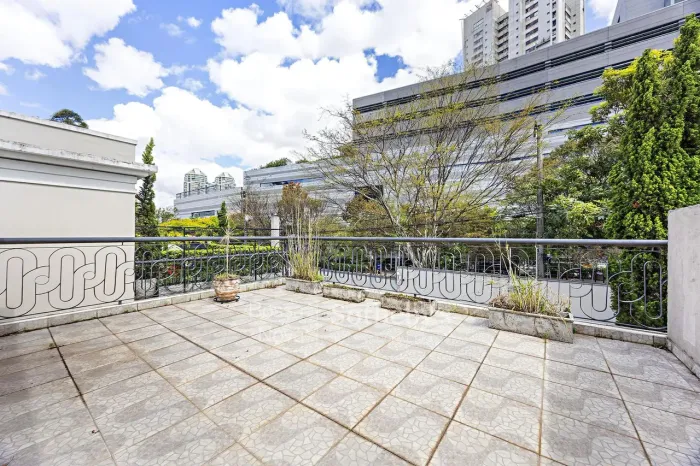 Casa em condomínio na Cidade Jardim com vista para o verde