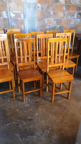 Cadeiras de madeira rústicas