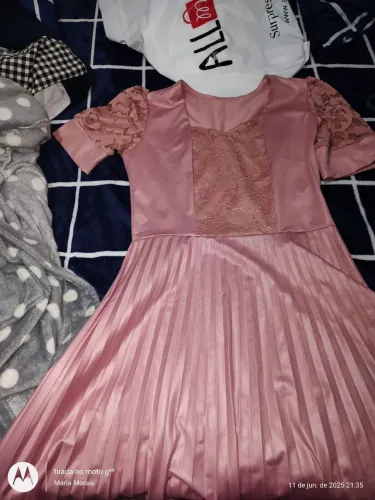 Vestido Rosa com Detalhe em Renda