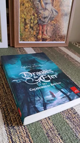 Livro Dragões de Éter vol. 1 Caçadores de Bruxas de Raphael Draccon